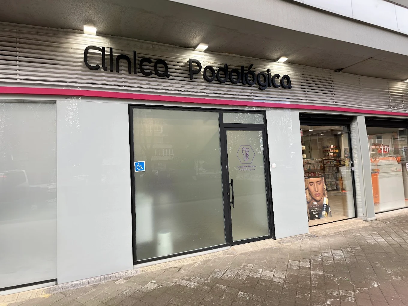 Fachada del gabinete de podología en Madrid (Barrio del Pilar)
